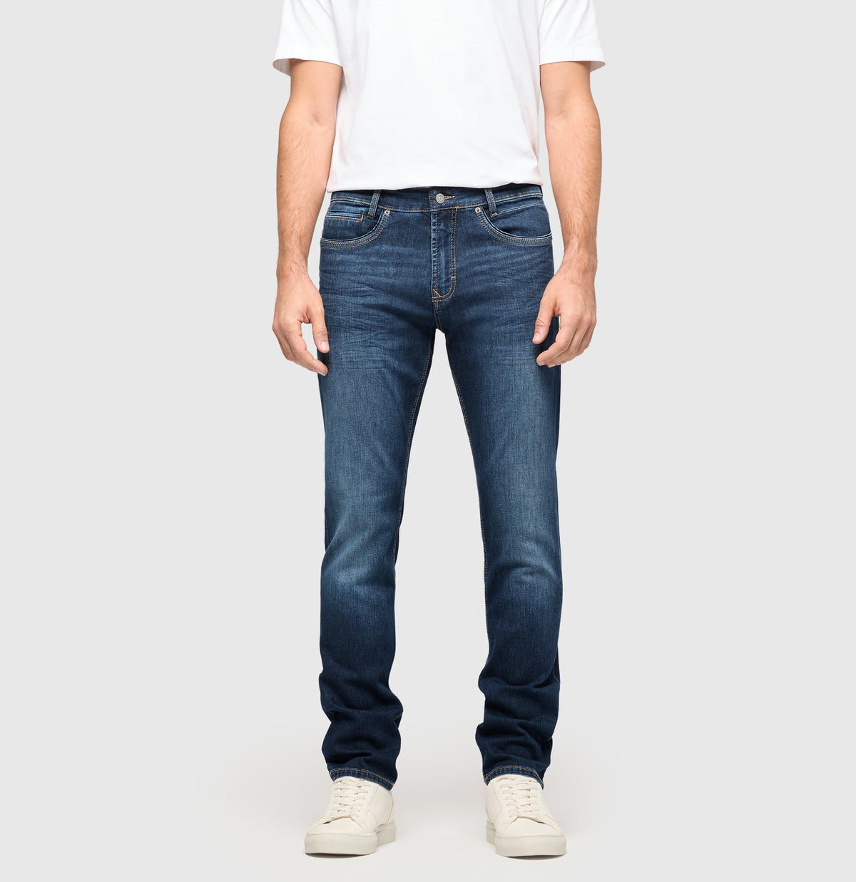 Slim driver jeans with a vintage look. | Arne Pipe | old legend wash | Front view of model