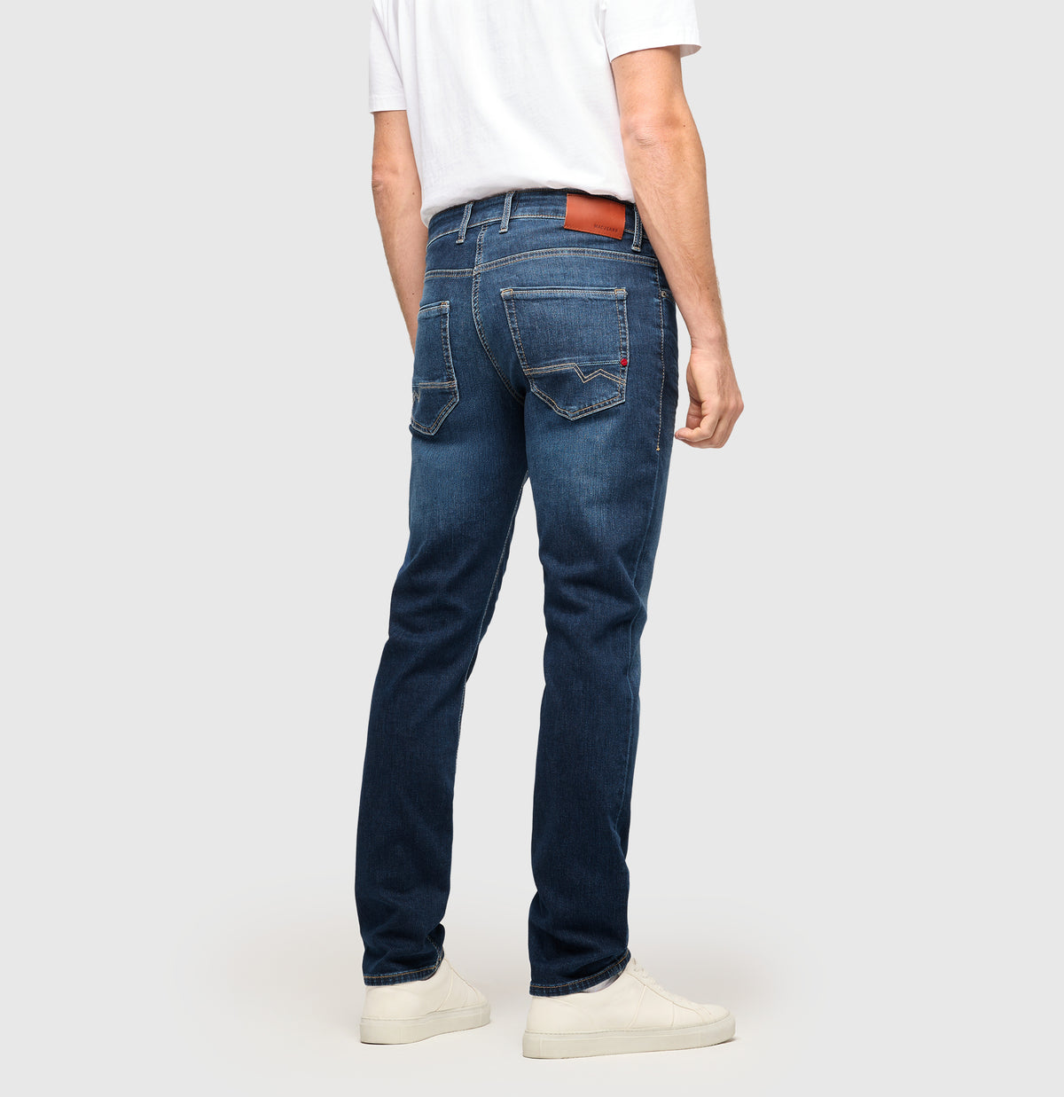 Slim driver jeans with a vintage look. | Arne Pipe | old legend wash | Back view of model