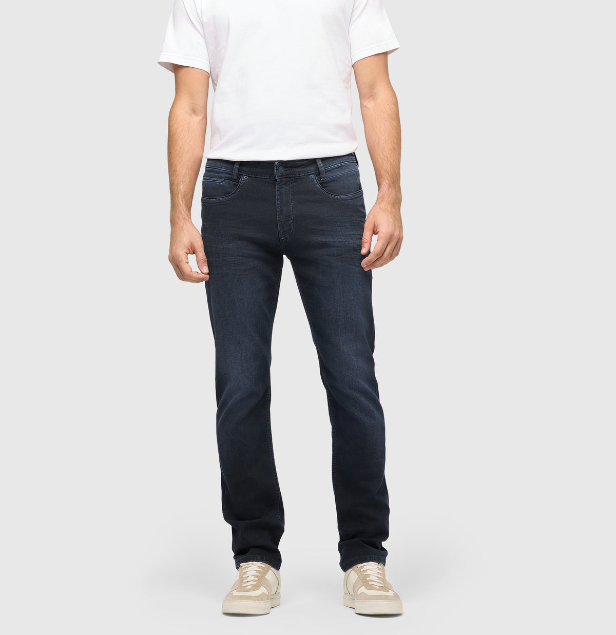 Slim driver jeans with a vintage look. | Arne Pipe | blue black 3D authentic | Front view of model