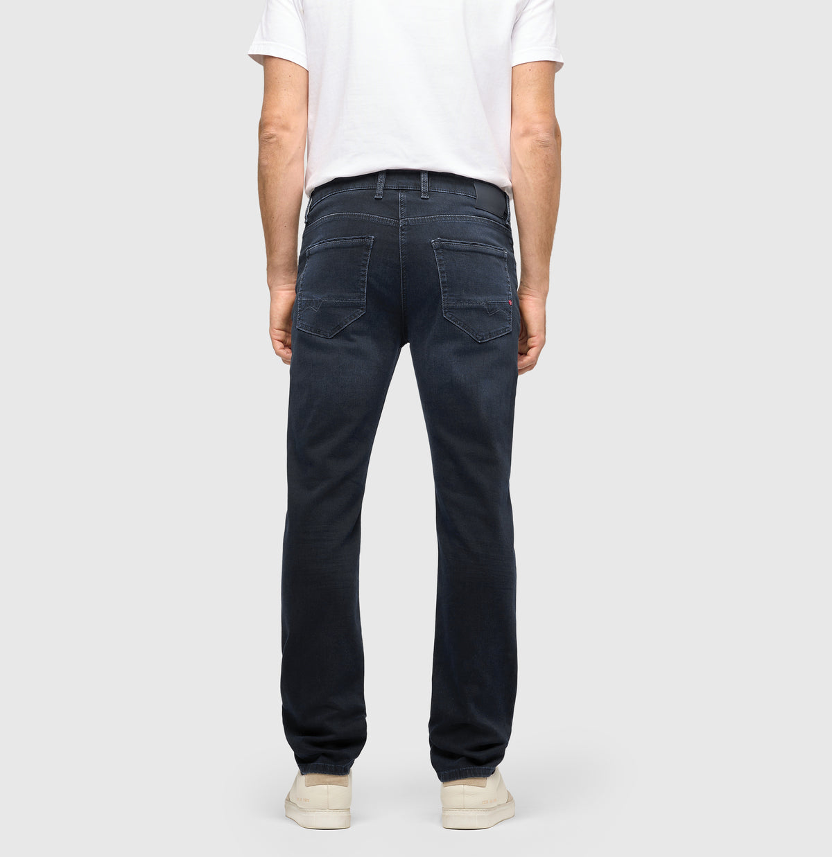 Slim driver jeans with a vintage look. | Arne Pipe | blue black 3D authentic | Back view of model
