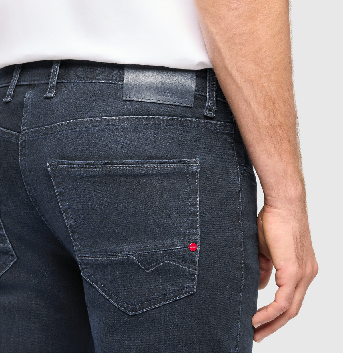 Slim driver jeans with a vintage look. | Arne Pipe | blue black 3D authentic | Side view of model