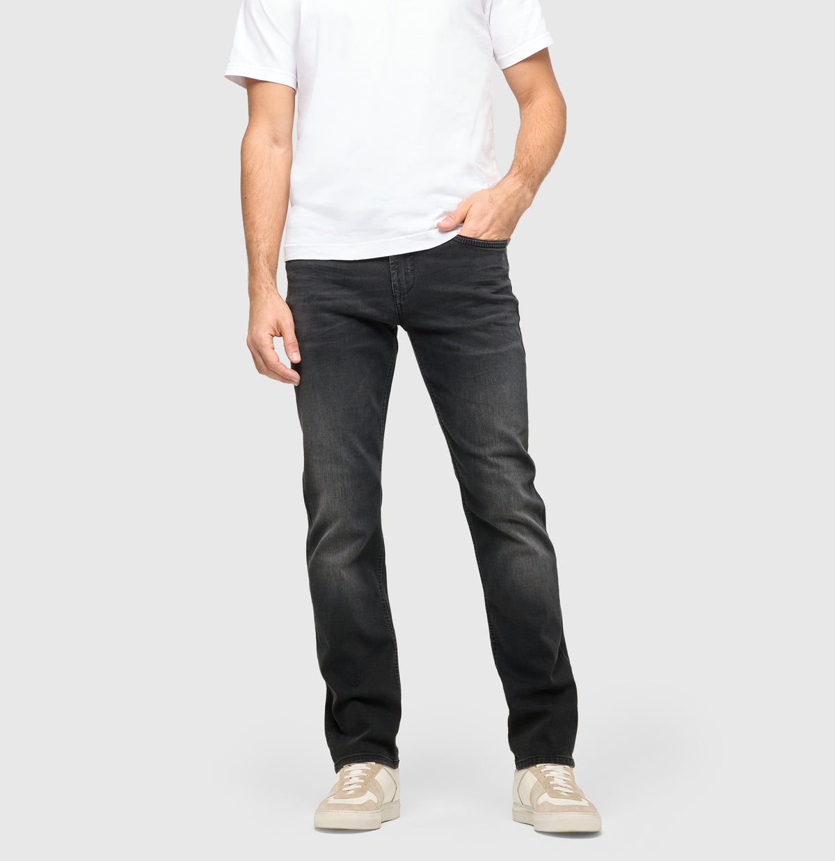 Slim driver jeans with a vintage look. | Arne Pipe | black black authentic used | Front view of model