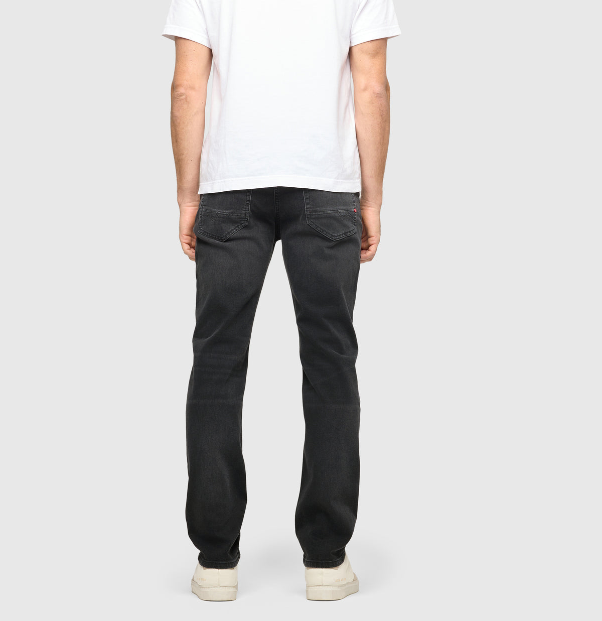 Slim driver jeans with a vintage look. | Arne Pipe | black black authentic used | Back view of model