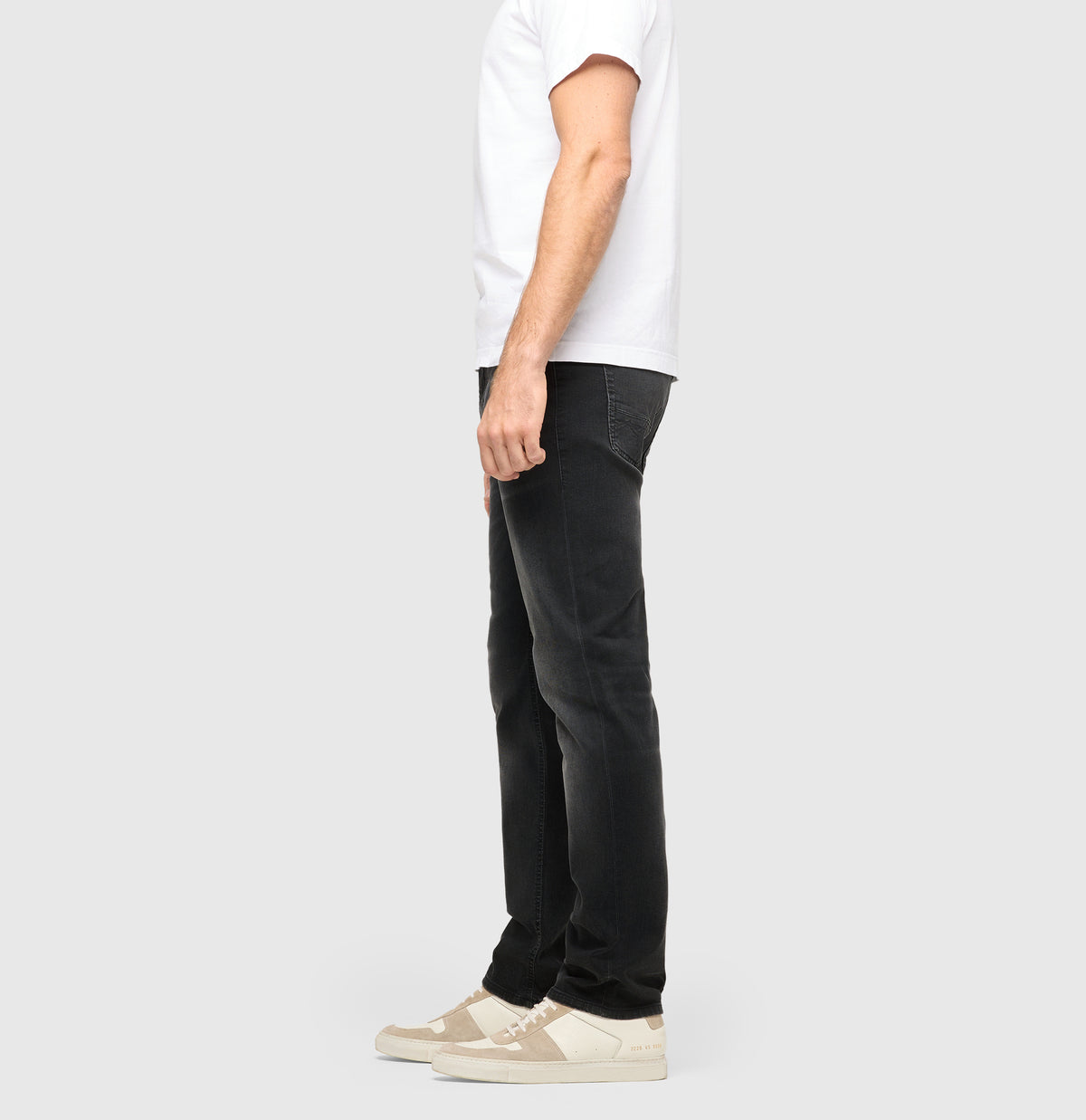 Slim driver jeans with a vintage look. | Arne Pipe | black black authentic used | Side view of model