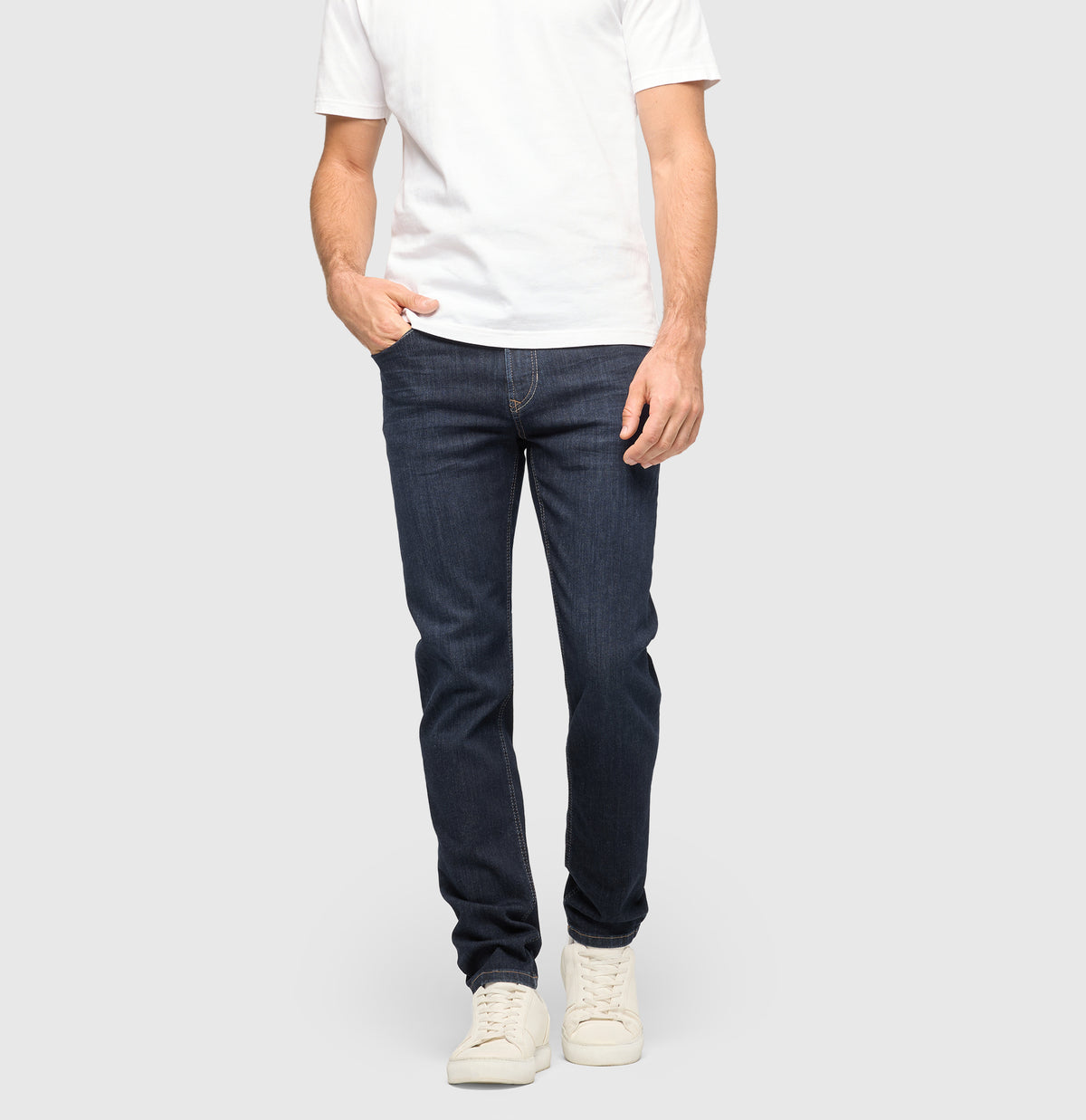 Ultimate driver’s jeans with a slim cut. | Driver Jeans | rinsed wash 3D | Front view of model