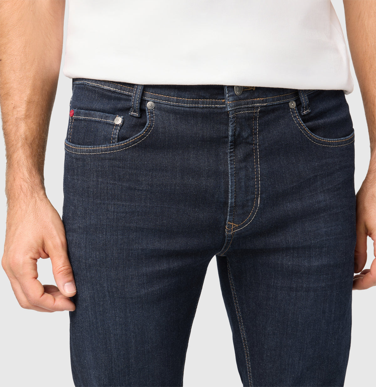 Ultimate driver’s jeans with a slim cut. | Driver Jeans | rinsed wash 3D | Detailed view 2 of model