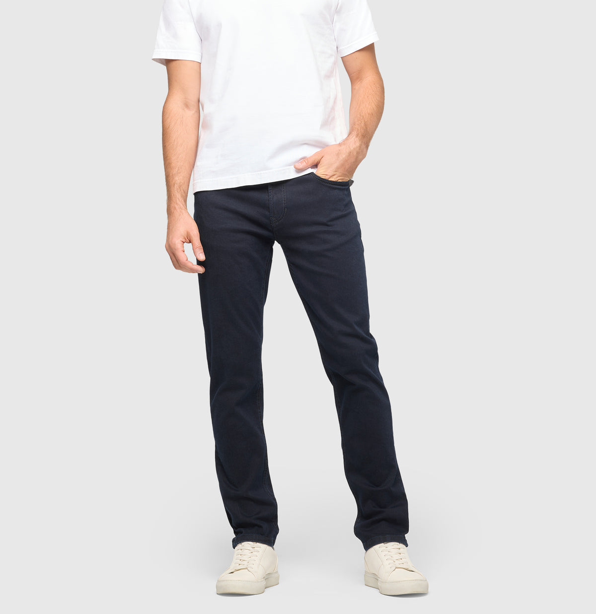 Ultimate driver’s jeans with a slim cut. | Driver Jeans | blue black | Front view of model