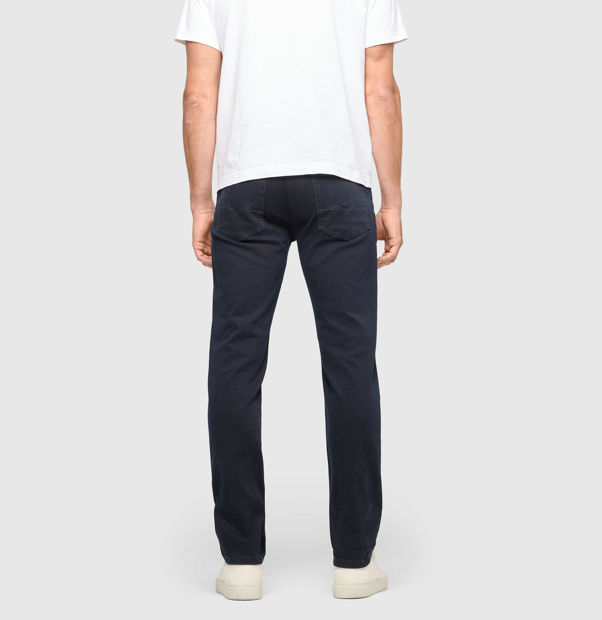 Ultimate driver’s jeans with a slim cut. | Driver Jeans | blue black | Back view of model