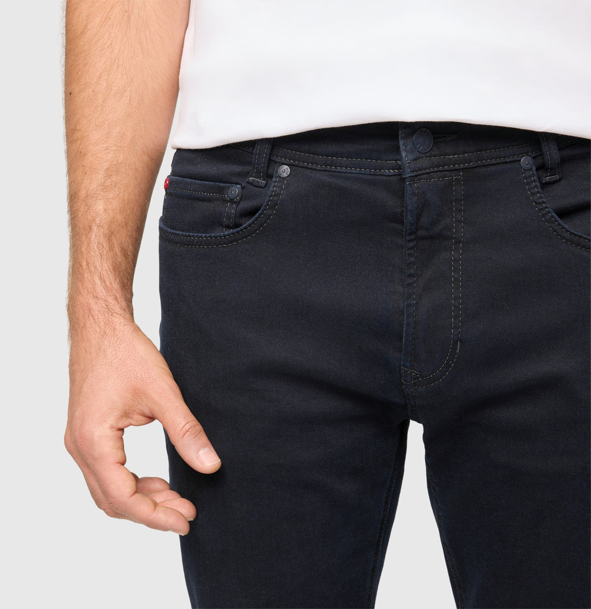 Ultimate driver’s jeans with a slim cut. | Driver Jeans | blue black | Detailed view 2 of model