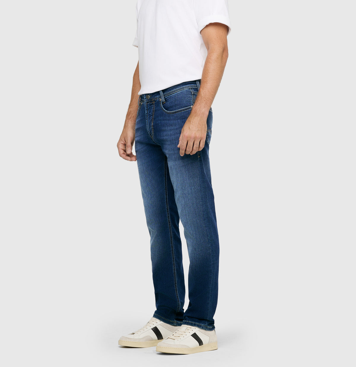 Sweat jeans with a modern fit. | Jog'n Jeans by MAC | light authentic used | Side view of model