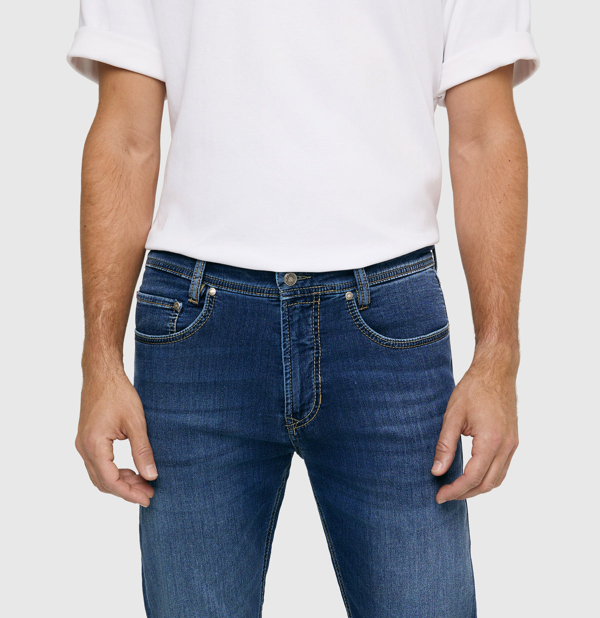 Sweat jeans with a modern fit. | Jog'n Jeans by MAC | light authentic used | Detailed view 2 of model