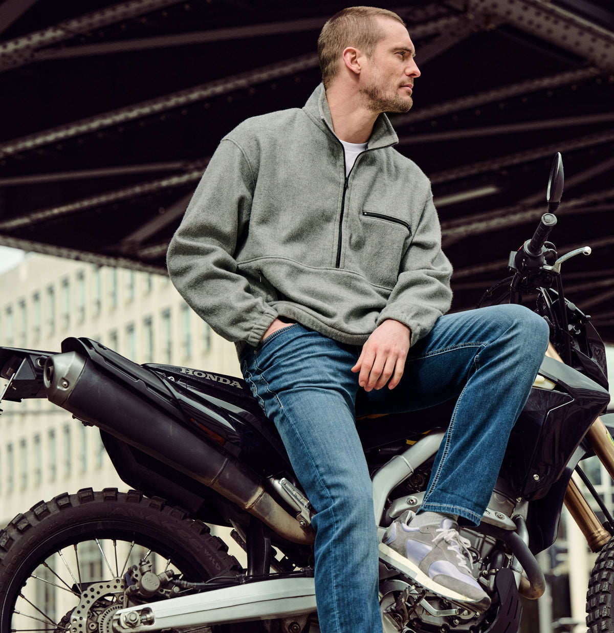 Sweat jeans with a modern fit. | Jog'n Jeans by MAC | light authentic used | Campaign image 3