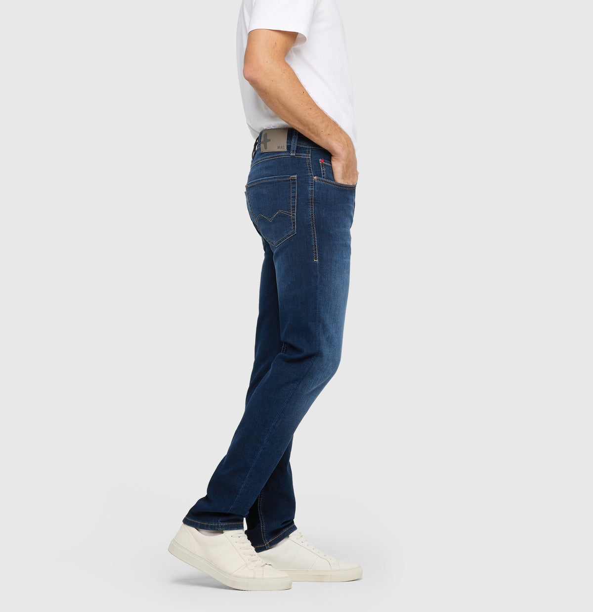 Modern fit made from light sweat denim. | Jog'n Jeans by MAC | dark blue used | Side view of model