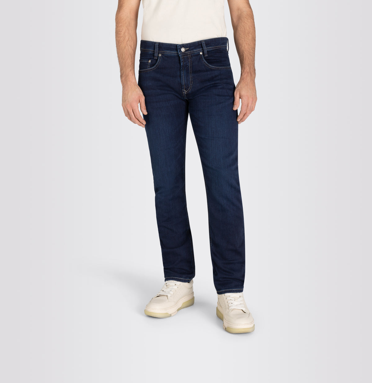Modern fit made from soft sweat denim. | Jog'n Jeans by MAC | dark blue authentic used | Front view of model