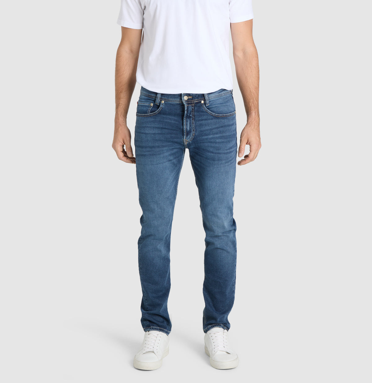 Modern fit made from soft sweat denim. | Jog'n Jeans by MAC | nightblue authentic wash | Front view of model
