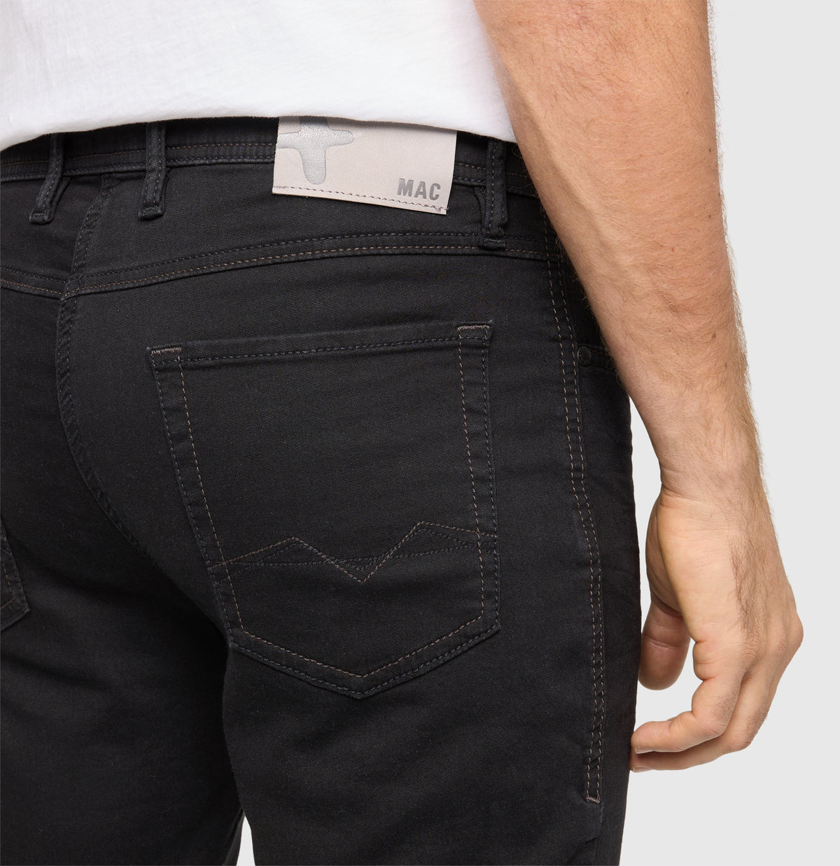 Modern fit made from soft sweat denim. | Jog'n Jeans by MAC | black black clean | Side view of model