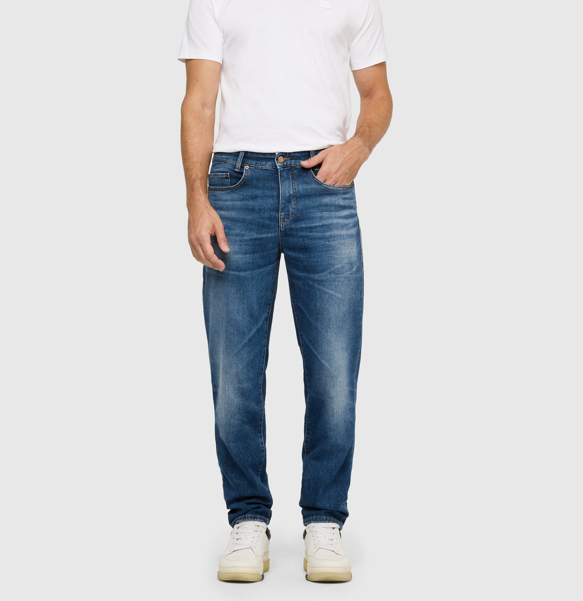 Tapered fit made from New Vintage Denim. | Dan | pure indigo authentic used | Front view of model