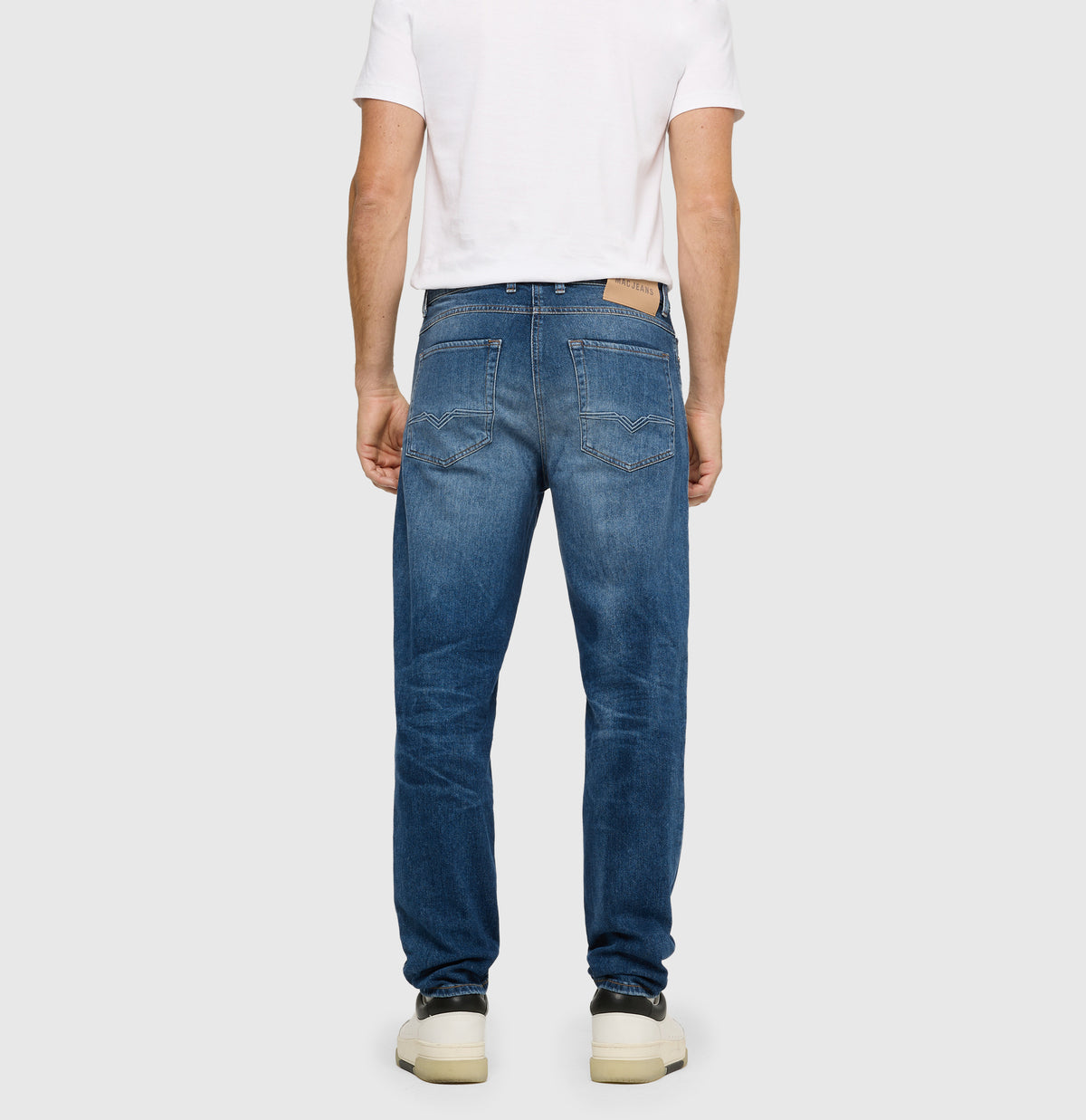 Tapered fit made from New Vintage Denim. | Dan | pure indigo authentic used | Back view of model