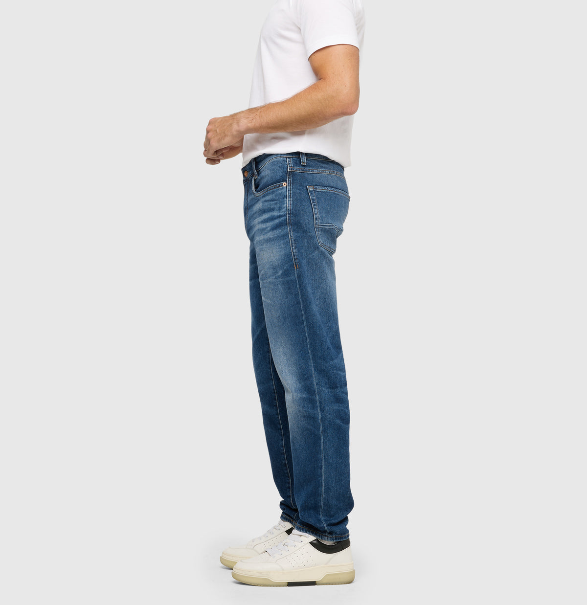 Tapered fit made from New Vintage Denim. | Dan | pure indigo authentic used | Side view of model