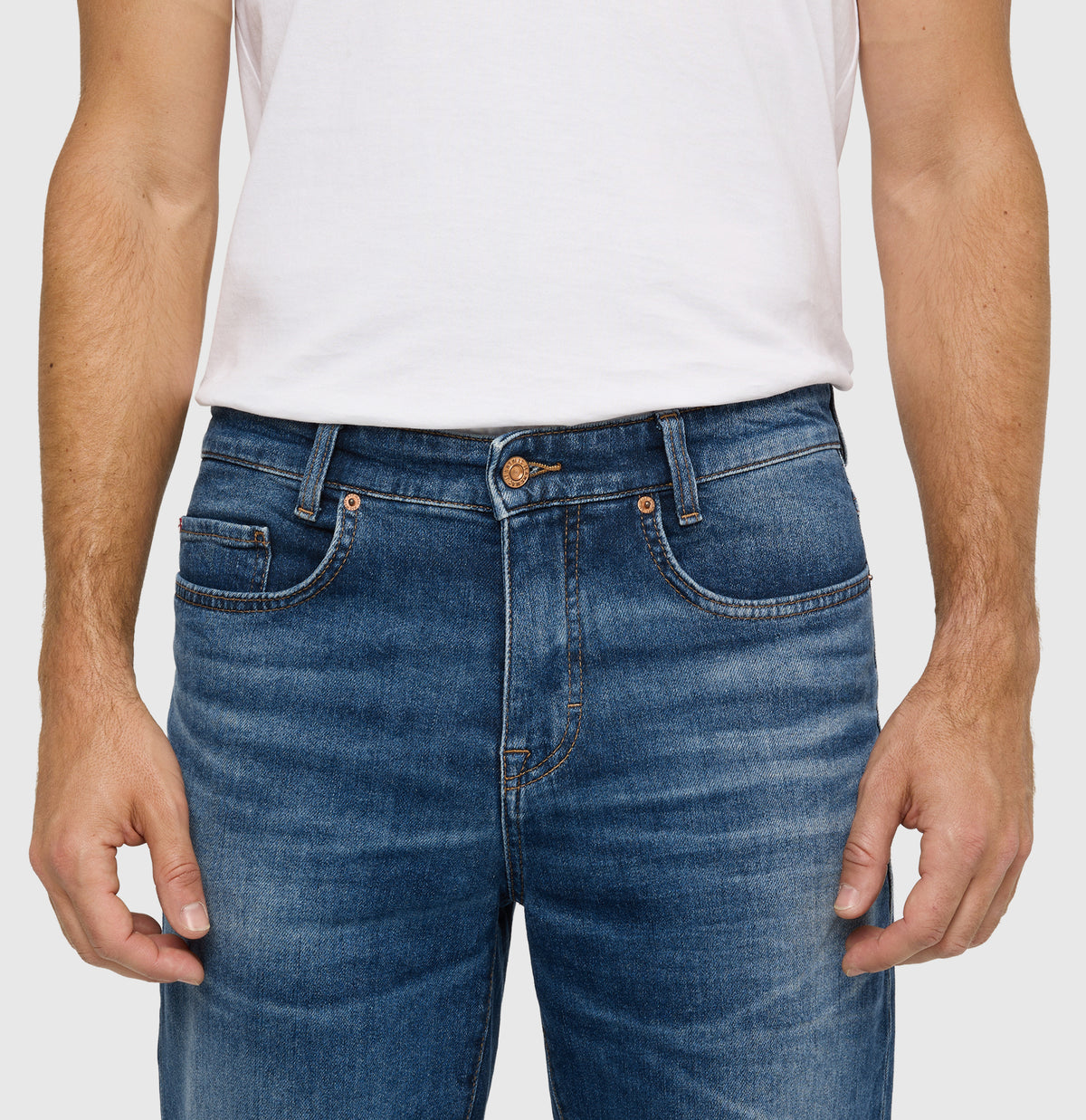 Tapered fit made from New Vintage Denim. | Dan | pure indigo authentic used | Detailed view 2 of model