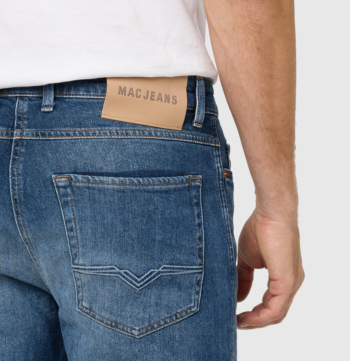 Tapered fit made from New Vintage Denim. | Dan | pure indigo authentic used | Detailed view 3 of model