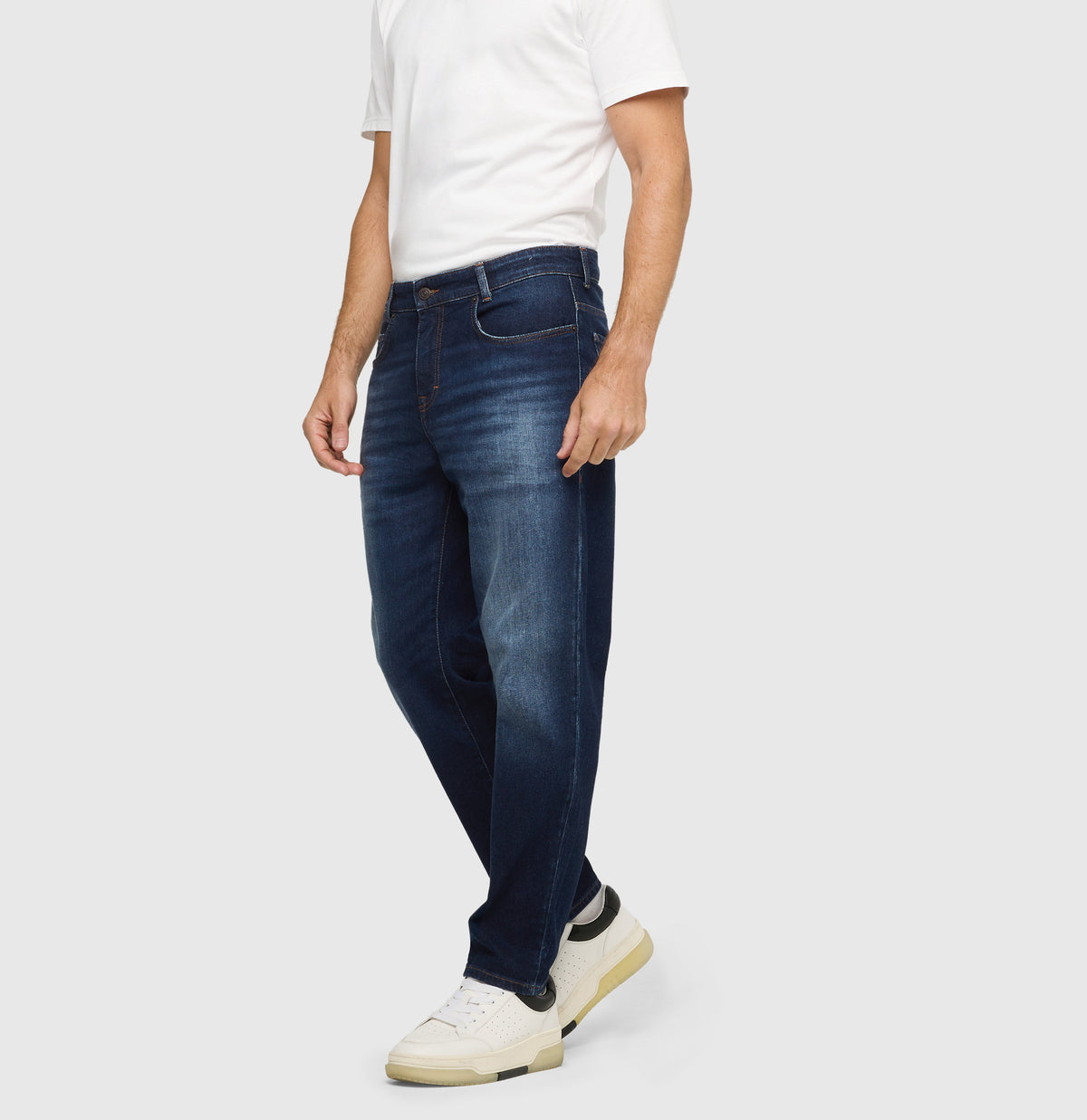 Tapered fit made from New Vintage Denim. | Dan | dark blue 3D wash | Side view of model
