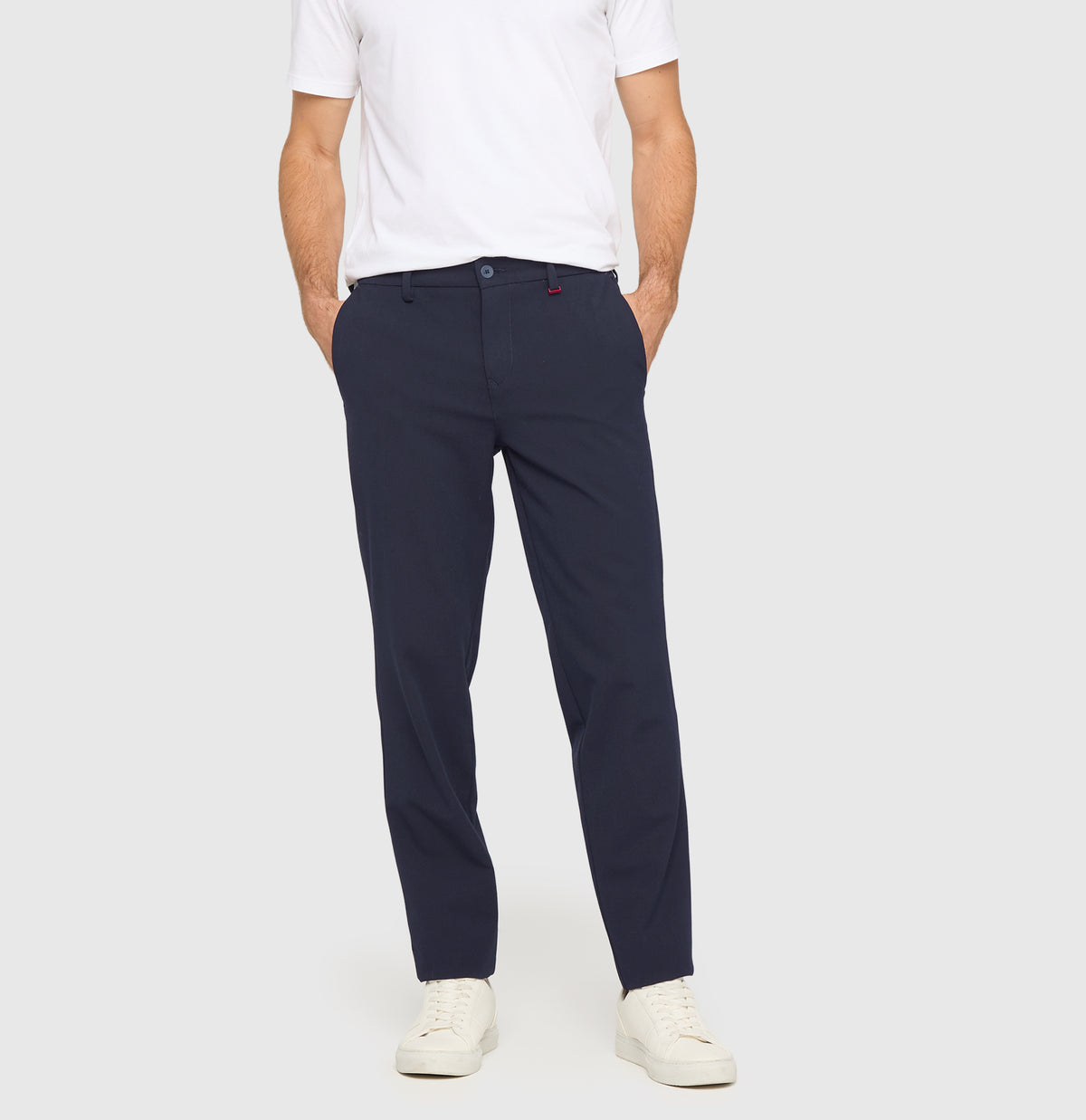 Traveller chino made of CARBONIUM® gabardine. | Traveller | midnight blue | Front view of model