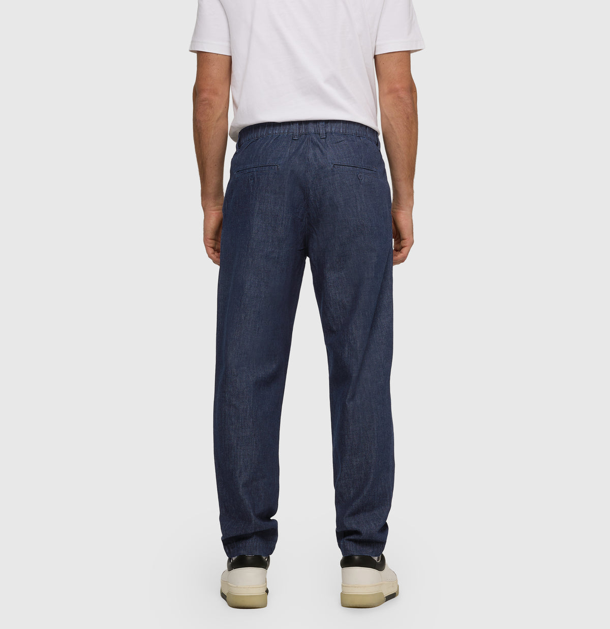 Chino made of light nettle denim. | Dean Pleat | dark rinsewash | Back view of model