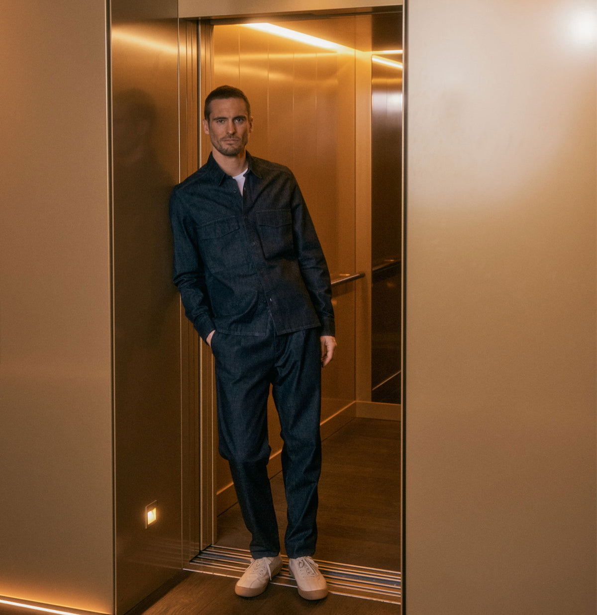 Chino made of light nettle denim. | Dean Pleat | dark rinsewash | Full-body of model