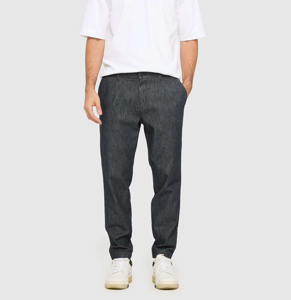 Tapered fit made from wool denim with cashmere content. | Dean Pleat | rinsed deep blue | Front view of model