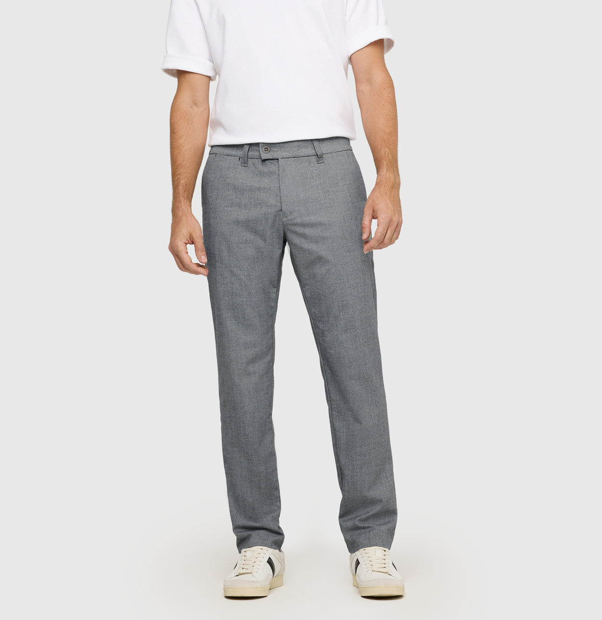 Regular chino with herringbone pattern. | Lennox | light storm grey herringbone | Front view of model