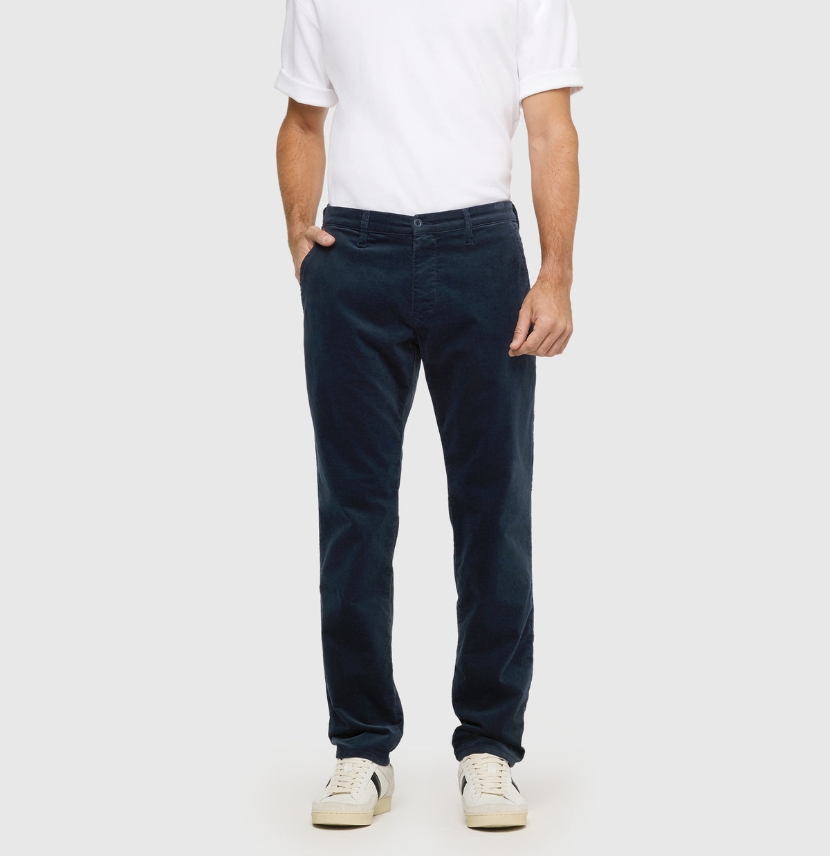 Driver chinos made of soft, fine corduroy. | Driver Pants | midnight blue | Front view of model