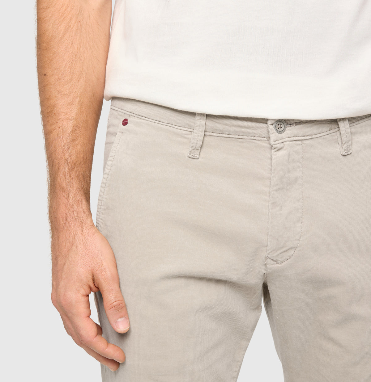 Driver chinos made of soft, fine corduroy. | Driver Pants | kitt | Detailed view 3 of model