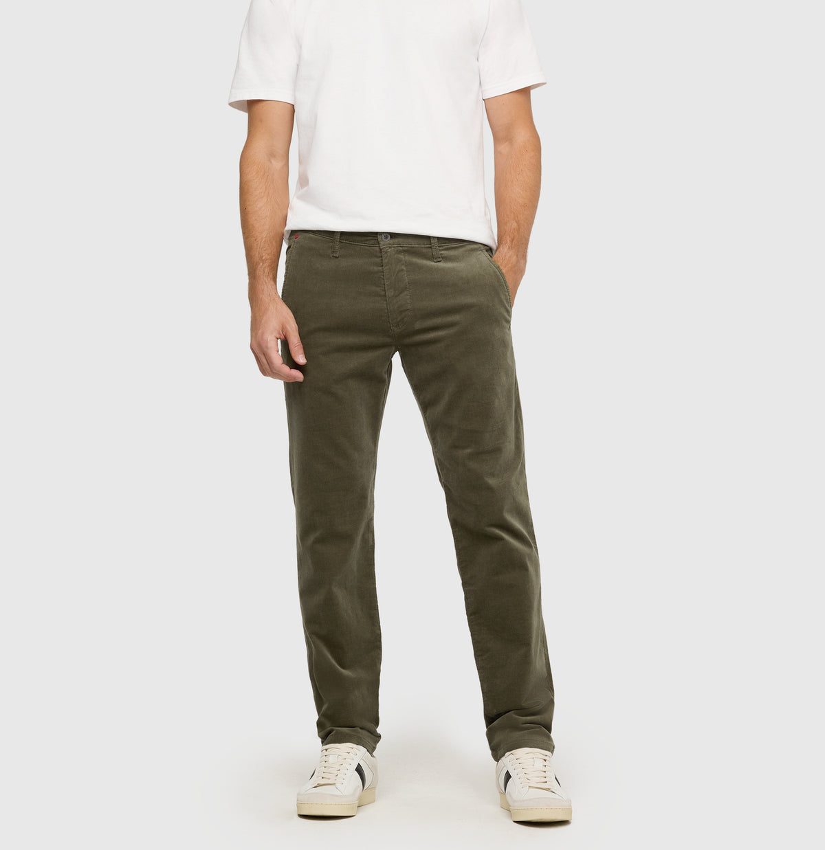 Driver chinos made of soft, fine corduroy. | Driver Pants | leaf green | Front view of model