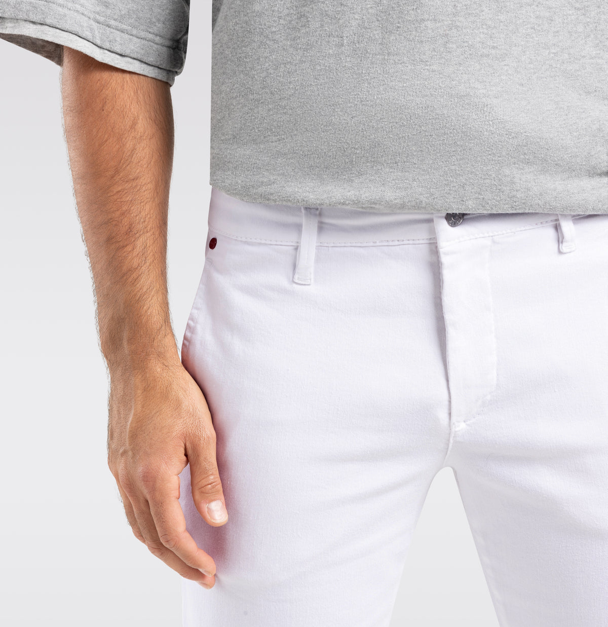 Ultimate driver pants with a chino look. | Driver Pants | white denim | Side view of model