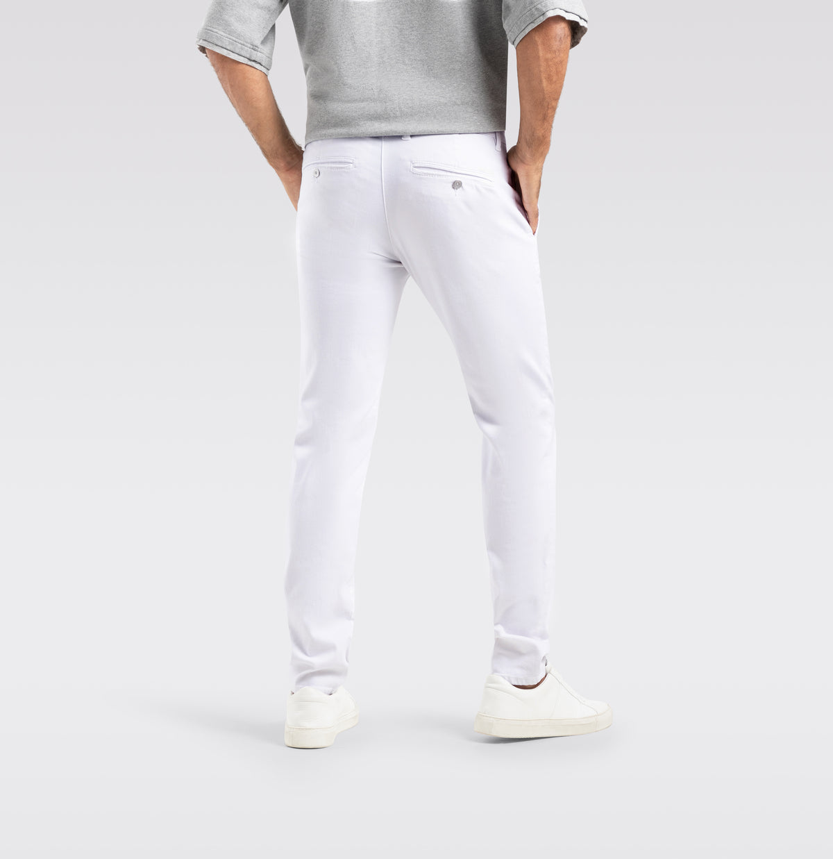 Ultimate driver pants with a chino look. | Driver Pants | white denim | Detailed view 2 of model
