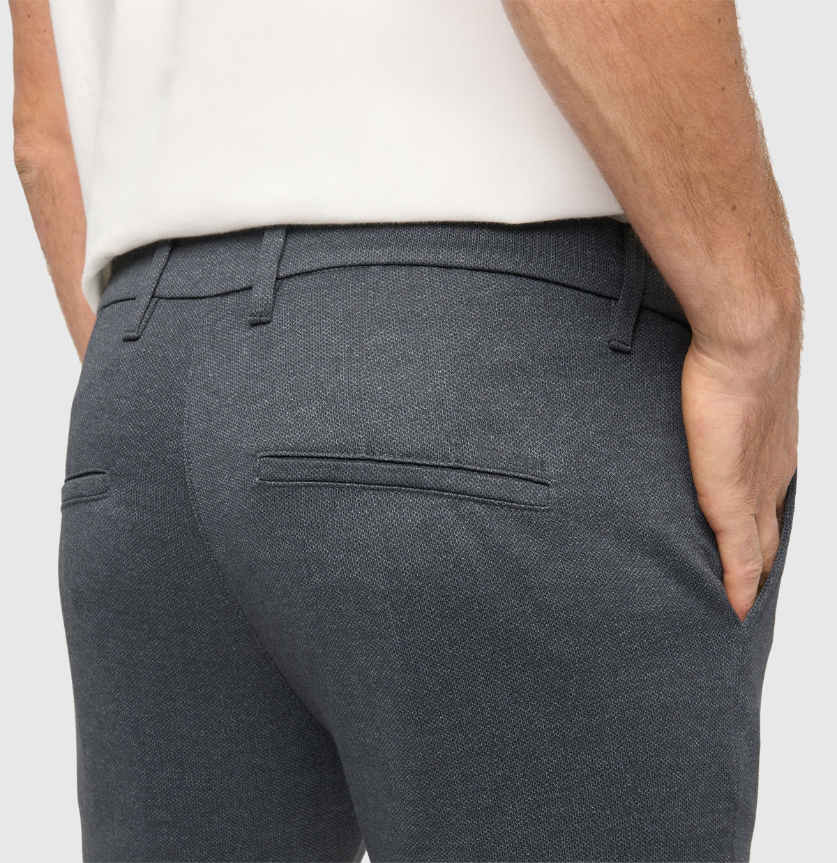 Tapered chino made of printed jersey. | Griffin | grey stone printed | Side view of model