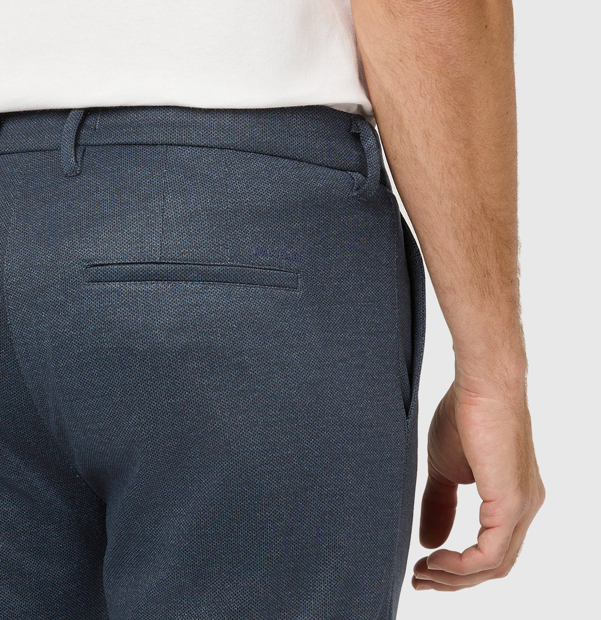 Tapered chino made of printed jersey. | Griffin | sea storm printed | Detailed view 2 of model