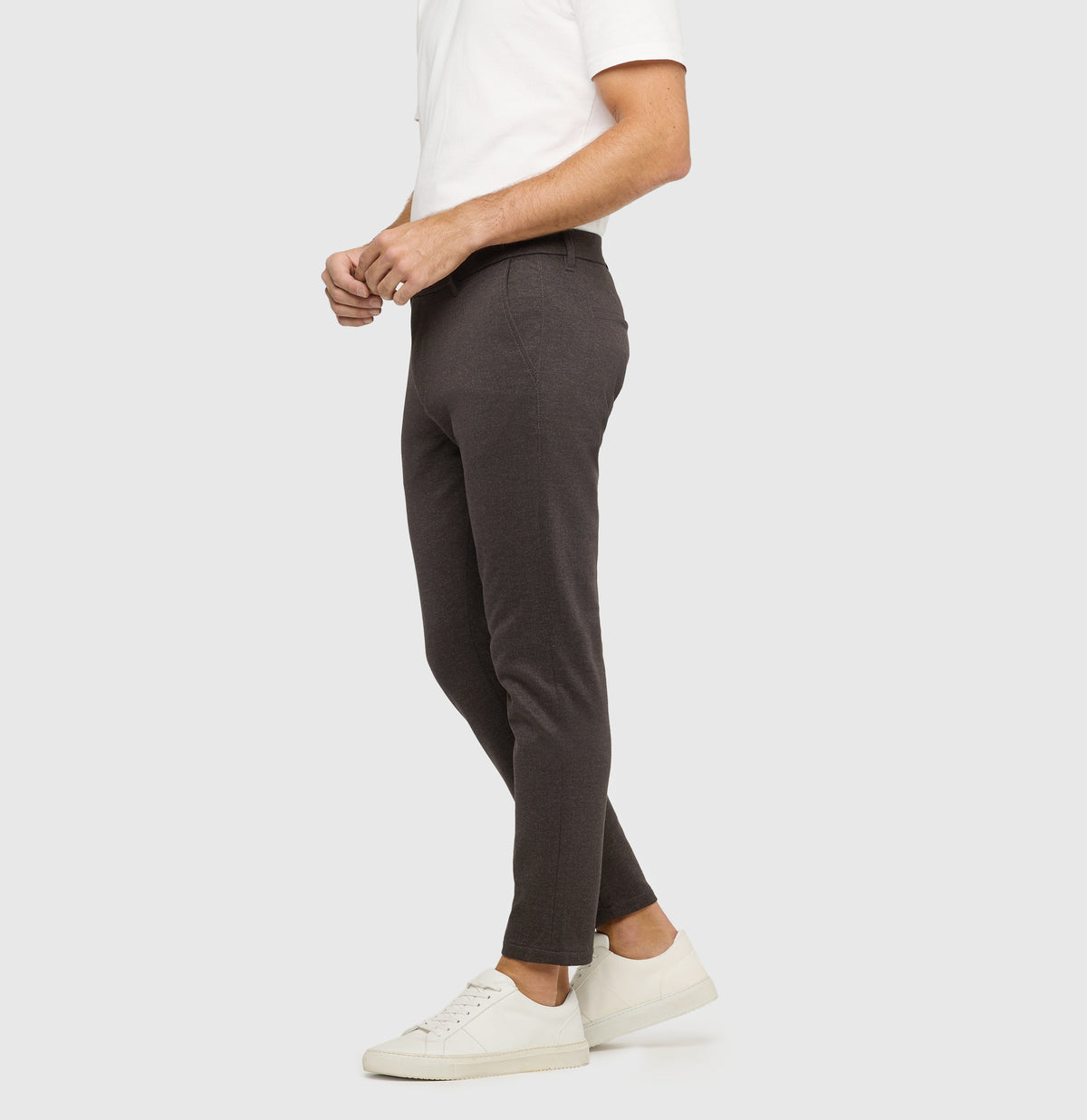 Tapered chino made of printed jersey. | Griffin | hot fudge printed | Side view of model