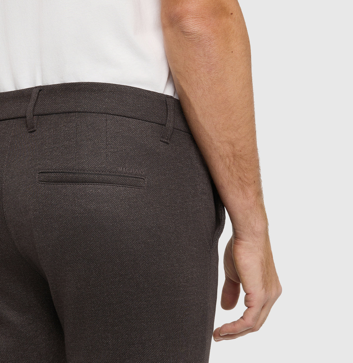 Tapered chino made of printed jersey. | Griffin | hot fudge printed | Detailed view 2 of model