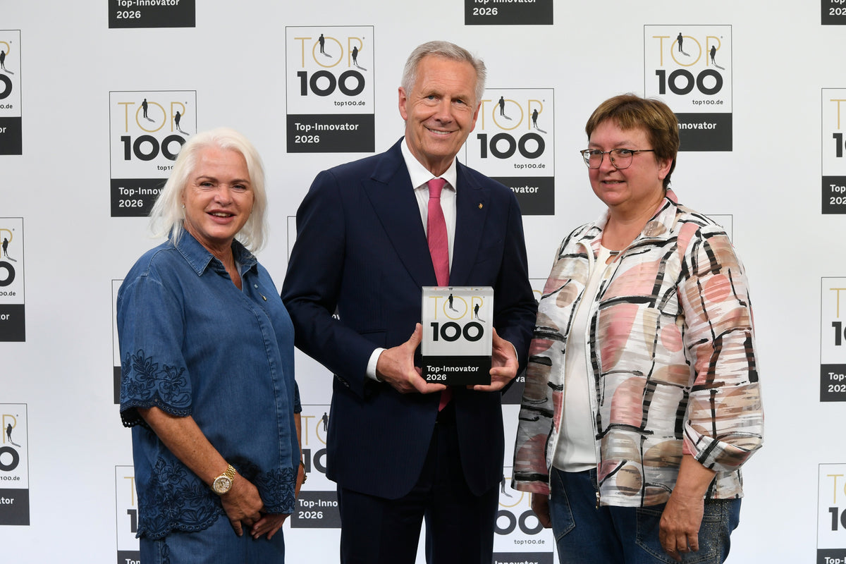 MAC JEANS zählt zu den innovativsten Unternehmen des deutschen Mittelstands – Der Hosenspezialist aus Wald/Roßbach wird mit dem TOP 100-Siegel 2026 ausgezeichnet.