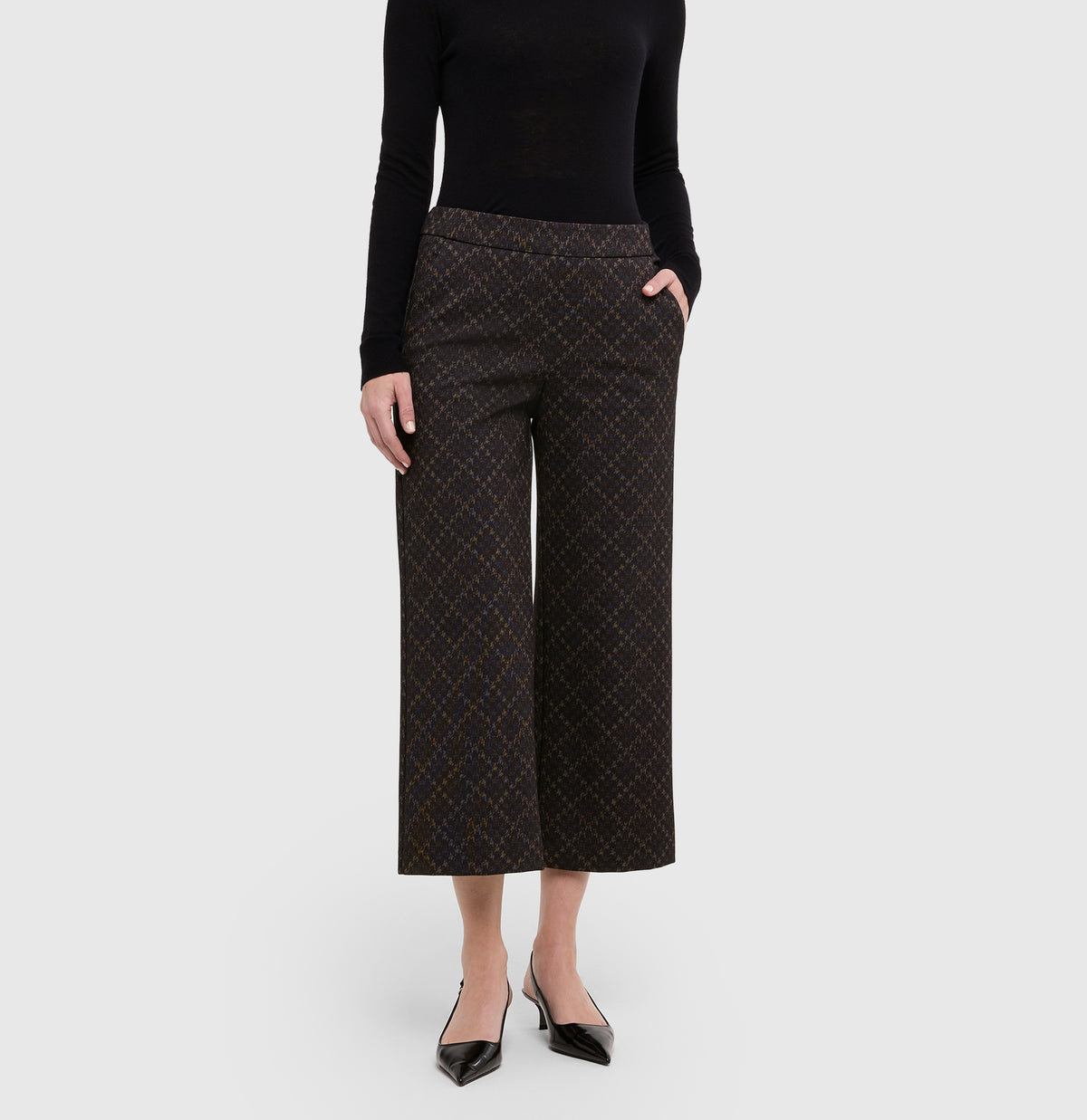 Culotte made of soft, light jersey. | CHIARA cropped | olive leaf printed | Front view of model