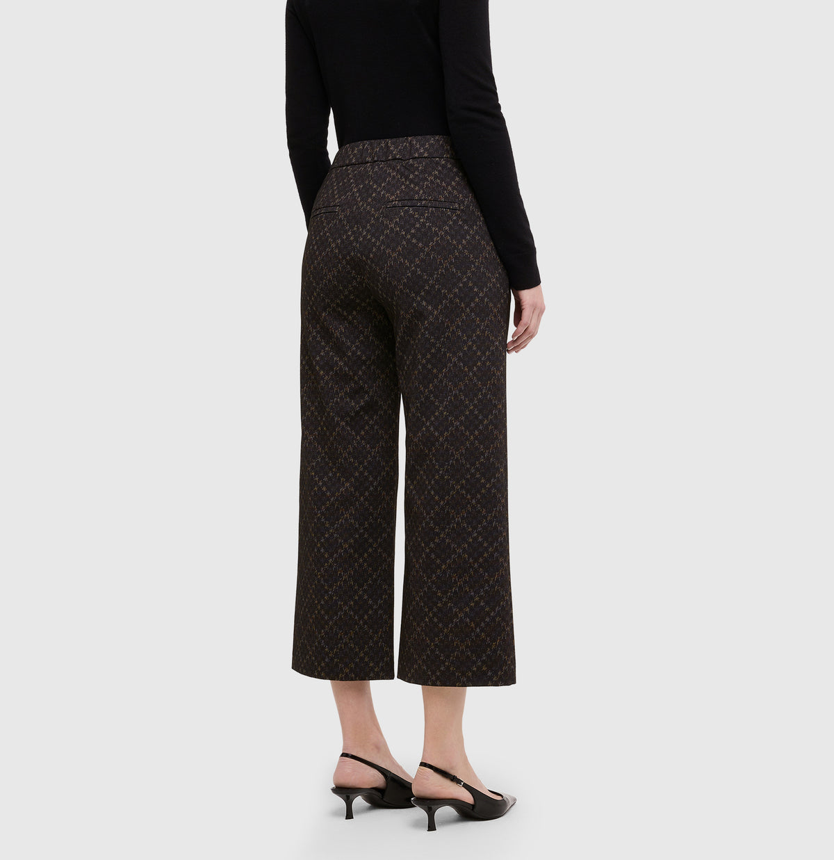 Culotte made of soft, light jersey. | CHIARA cropped | olive leaf printed | Back view of model