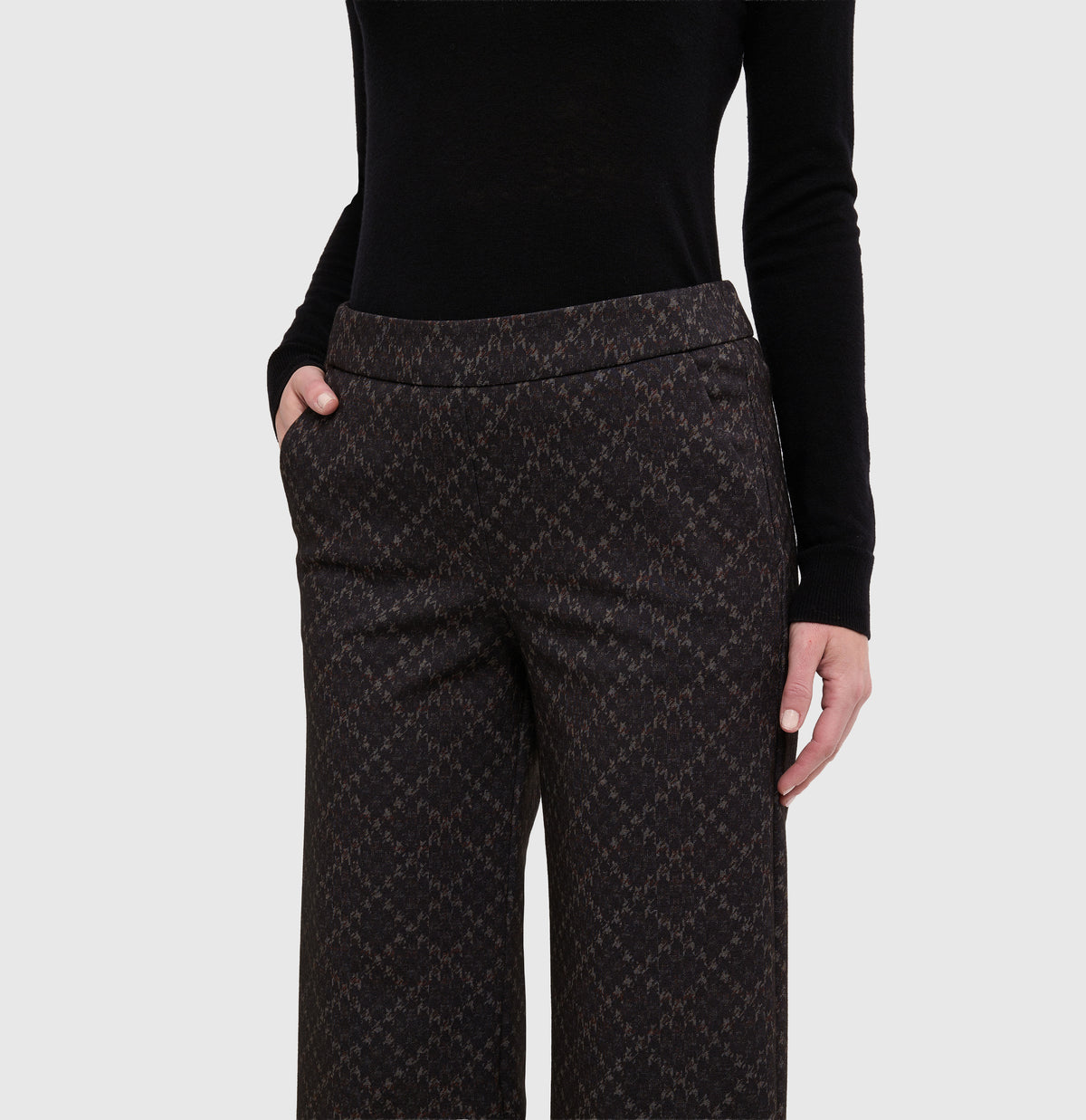Culotte made of soft, light jersey. | CHIARA cropped | olive leaf printed | Detailed view 3 of model