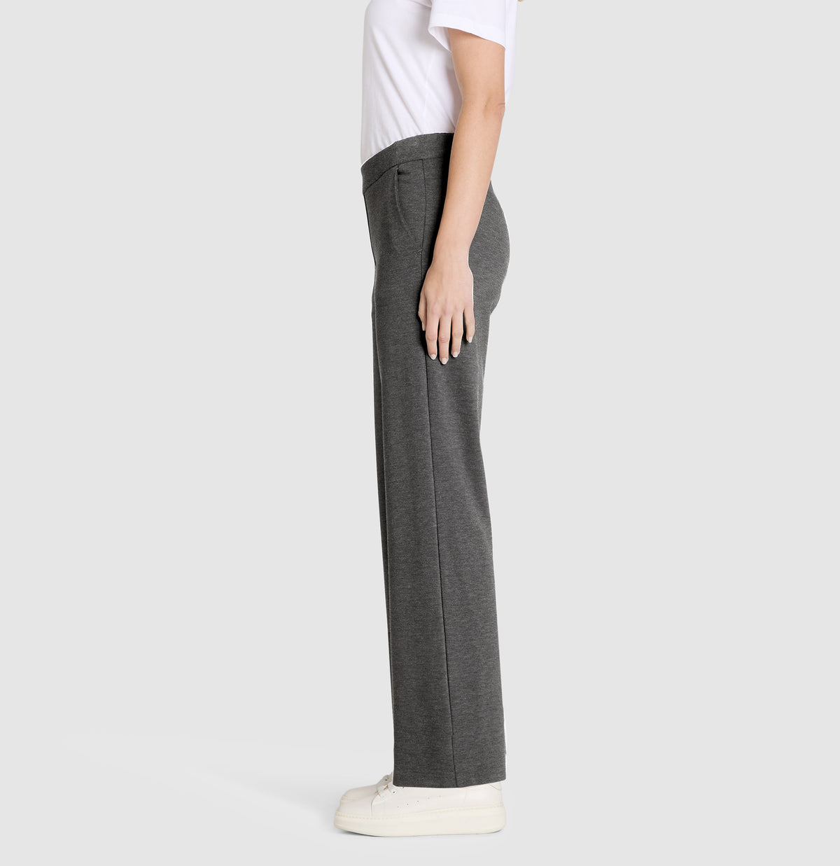 Wide fit made of light jersey in a viscose blend. | CHIARA | silver shadow melange | Side view of model