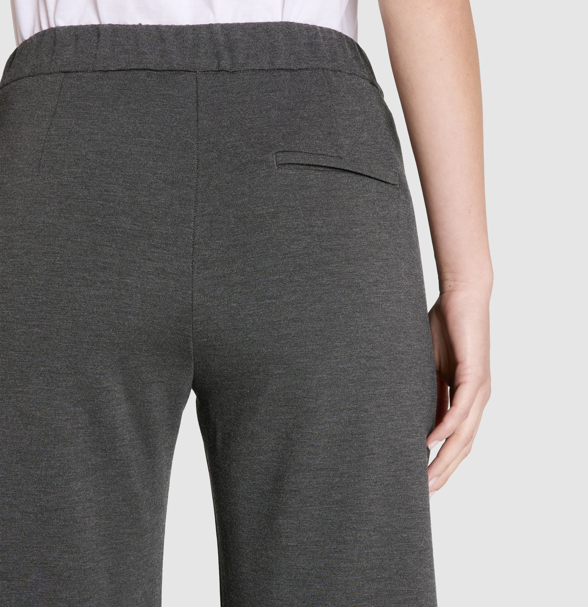 Wide fit made of light jersey in a viscose blend. | CHIARA | silver shadow melange | Detailed view 2 of model