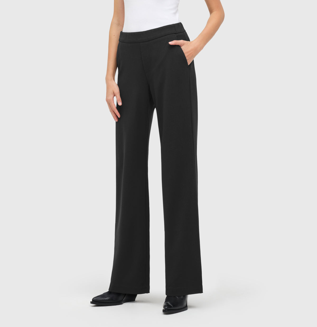 Wide fit made from light jersey. | CHIARA | black | Side view of model