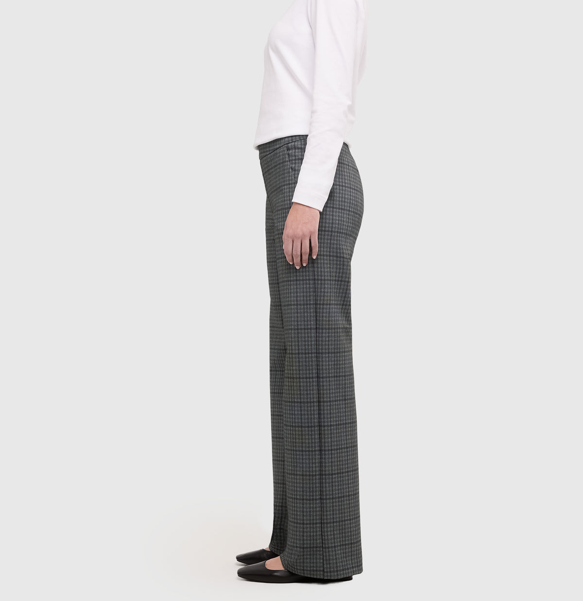 Wide fit made from light jersey. | CHIARA | dark shadow check | Side view of model