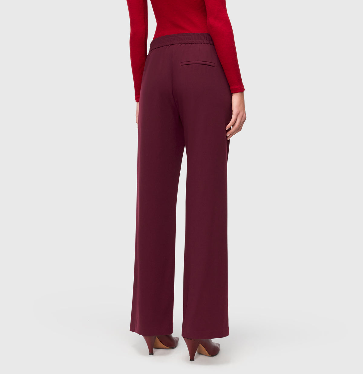 Wide fit made from light jersey. | CHIARA | aubergine | Back view of model