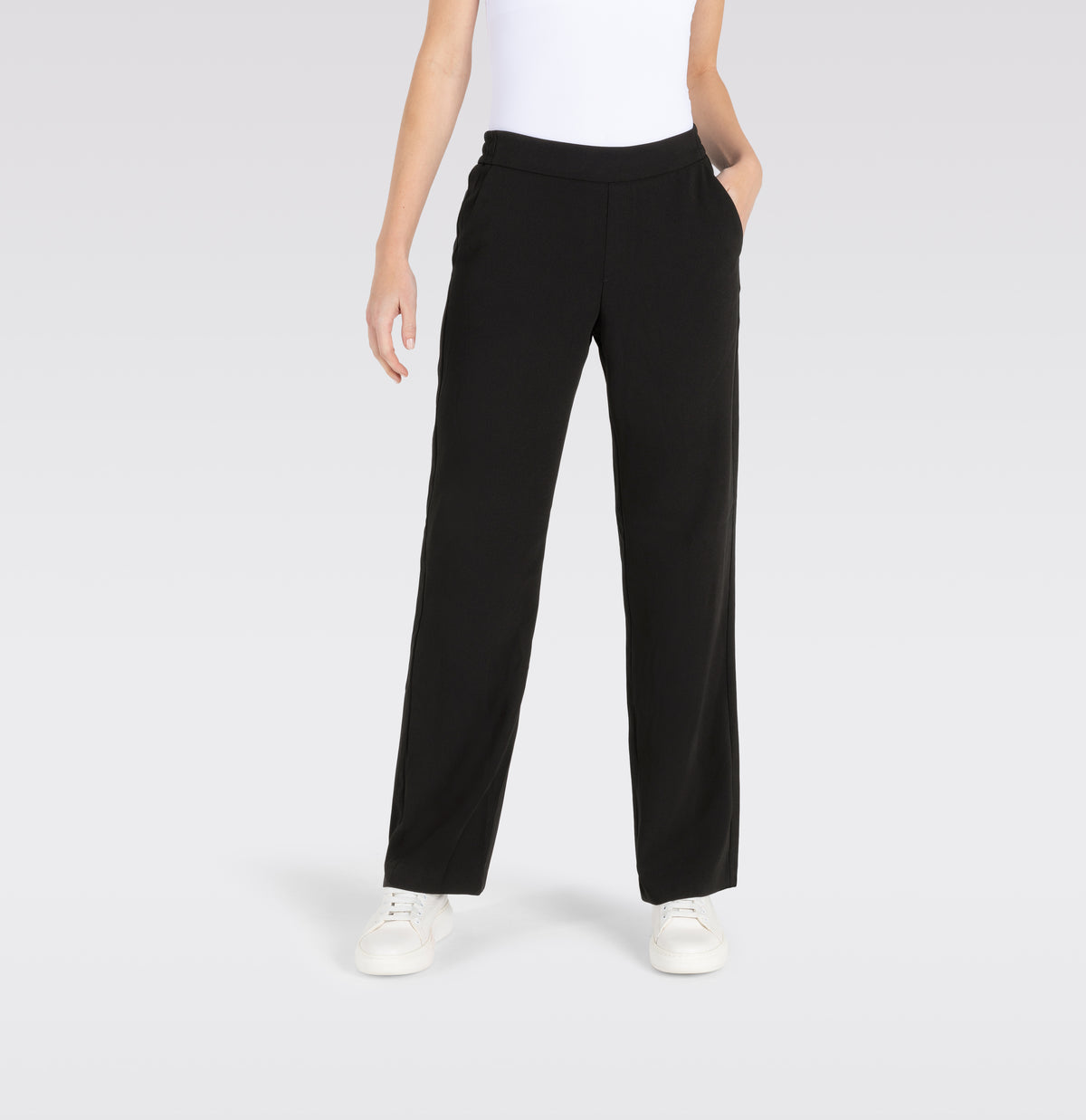 Wide fit made of flowing, floating crepe. | CHIARA | black | Front view of model